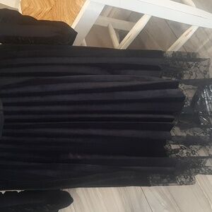 Velvet pleated skirt with lace